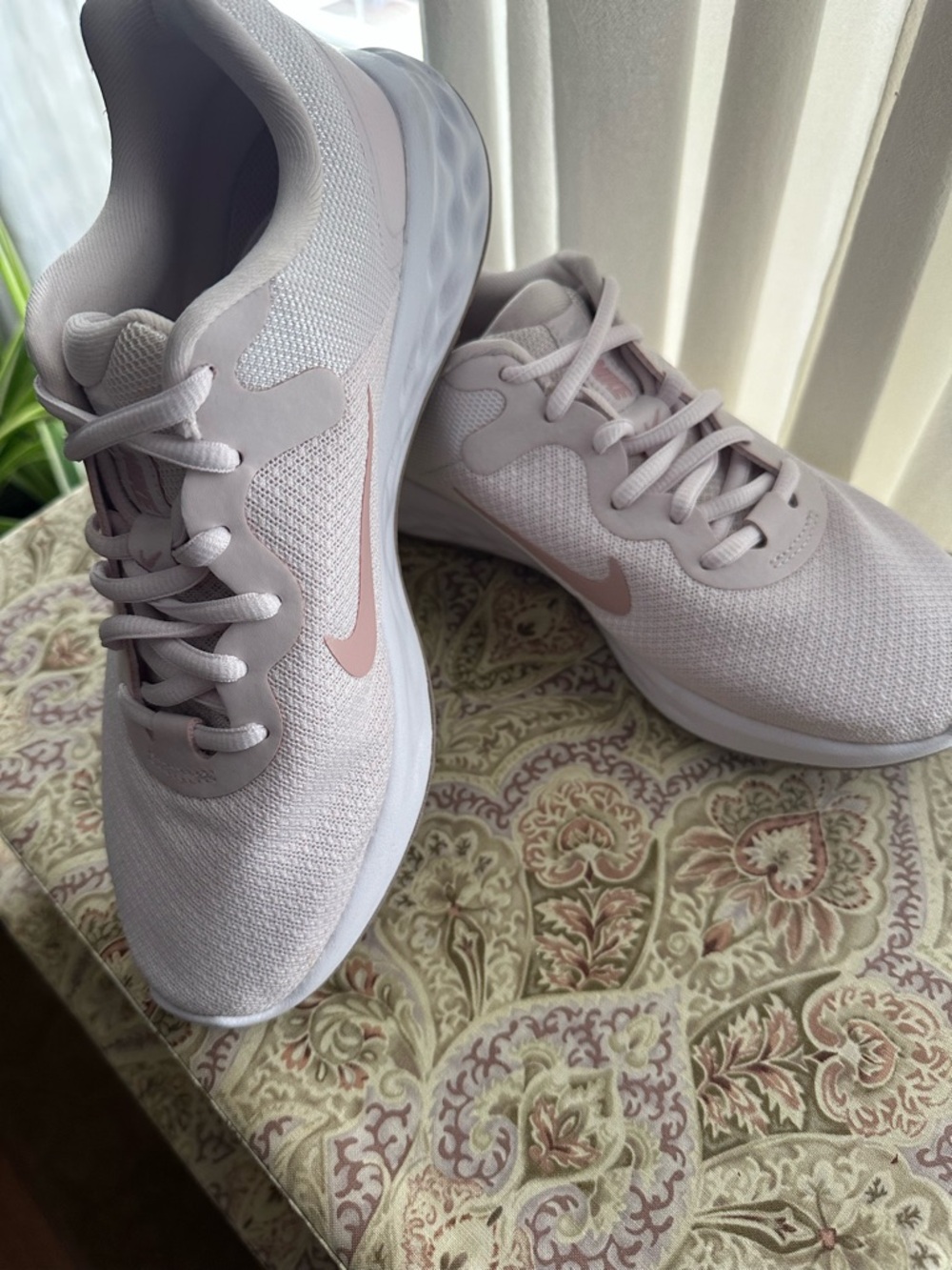 New Nike Women’s Pale Lavender/Pink Running Sneakers